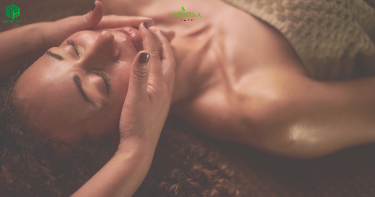 Massage da mặt tại nhà giúp giảm nếp nhăn và tăng cường sự săn chắc